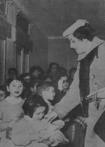 VITA E PROBLEMI DEGLI ESULI  DISTRIBUITI A TRIESTE I PACCHI DEL MADRINATO - Foto