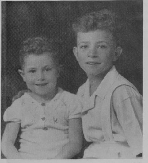 Nel tristissimo 44.mo sario dell'eccidio di Vergarolla di Pola (18 agosto 1946), nel ricordo sempre vivo dei suoi tesori Renzo e Carlo, uniti ai cari zii Alberto e Rina, Iolanda Micheletti da Trieste elangisce lire 100.000 pro Arena. - foto
