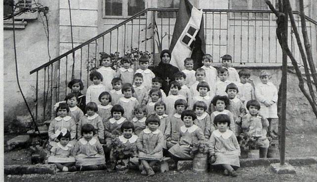 Questa foto é del 1934, in asilo di via Stancovich angolo via Lacea a Pola con Suor Clara;...- foto - Nives Devescovi Penco
