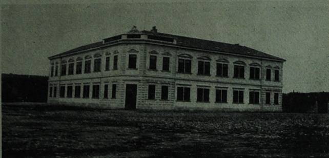 UN ANNIVERSARIO MEMORABILE
ISTITUITO 60 ANNI FA IL GINNASIO DI PISINO
La Giunta Provinciale dell'Istria ne decretò la fondazione nel lontano 1899 - foto
