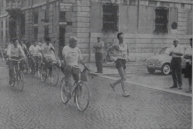 Abdon Pamich, il glorioso campione fiumano, che si batte sempre con gagliardia anche nella fase del tramonto, mentre percorre, vittorioso, le vie di Gorizia durante una gara svoltasi recentemente - foto