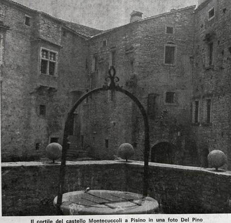 Il cortile del castello Montecuccoli a Pisino in una foto Del Pino - foto