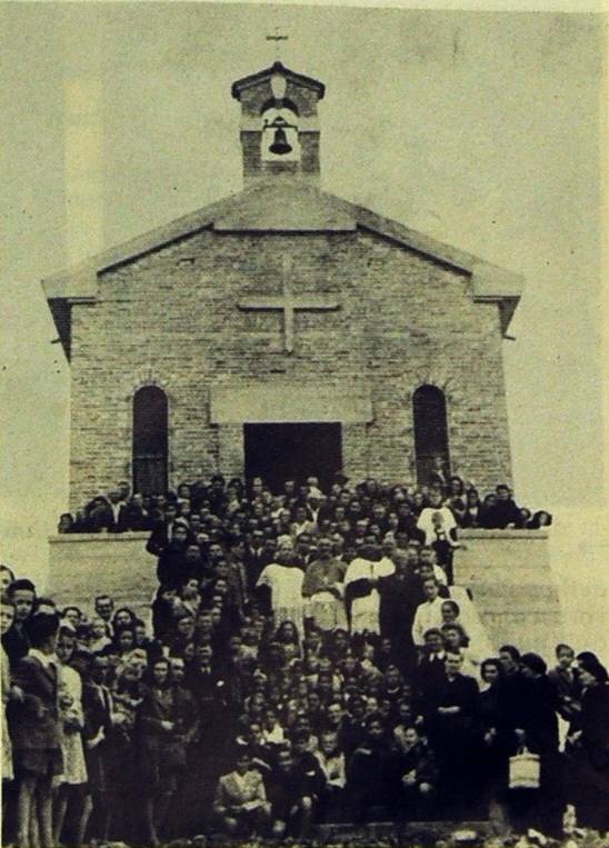 Benedizione della chiesa di San Salvatore a Monte Grande a Pola I'll giugno 1944 (foto inviata da Mario Martinoli) - foto