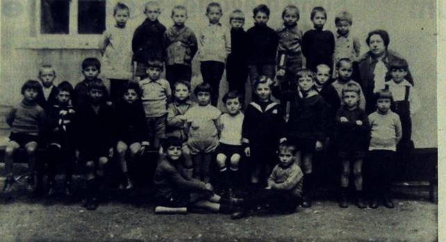 E una foto di fine anno della scolaresca della seconda elementare della Dante Alighieri [perciô nel 1926) - foto
