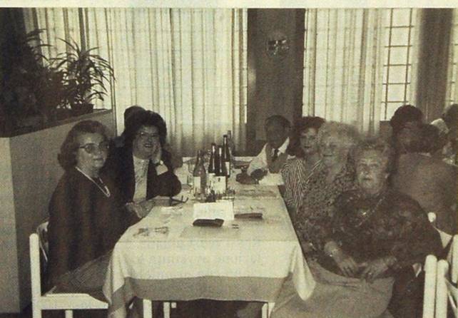 Un po' di Fasana al convivio goriziano: Armida Villio Chersin, Elsa Bilucaglia Favretto, Nidia Marini Peric con la figlia Maura, Linda Marini con il marito Tanga - foto