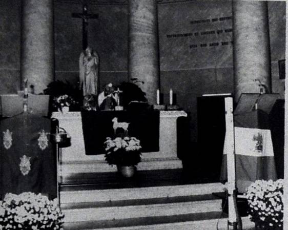 OMAGGIO AI DEFUNTI A UDINE
Dall'altare alla statua - foto