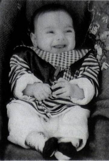 Paolo Calcagno, figlio primogenito di Ennio a Lorena, a il secondo nipotino di Claudia Nider; assieme alla nonna porge gli auguri a tutti gli amidi dell'Arena - foto