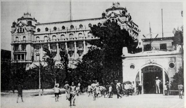 Hotel Riviera e la sede della Pietas Julia in una cartolina gentilmente inviata da Carlo Milossi a ricordo di Pola del 1920 - foto